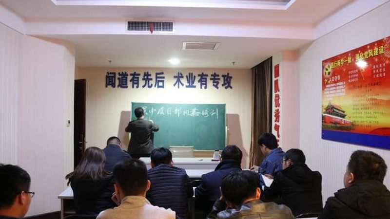 报名成人教育机构的第一步是了解整个流程。通常，报名流程包括以下几个环节：