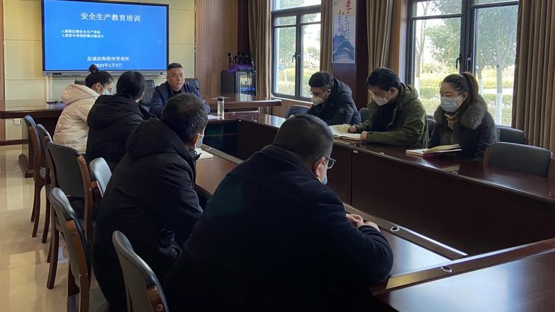 叉车培训费用主要由以下几部分构成：