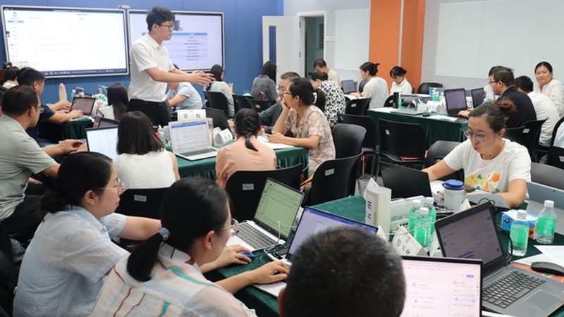 以下以某机构为例，对其课程体系、师资配置等方面进行简要分析：